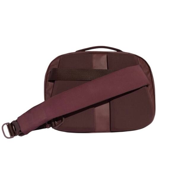 MERCEDES - AMG PETRONAS FORMULA ONE TEAM SUMMER PACK CROSSBODY BAG NWT - Picture 3 of 6